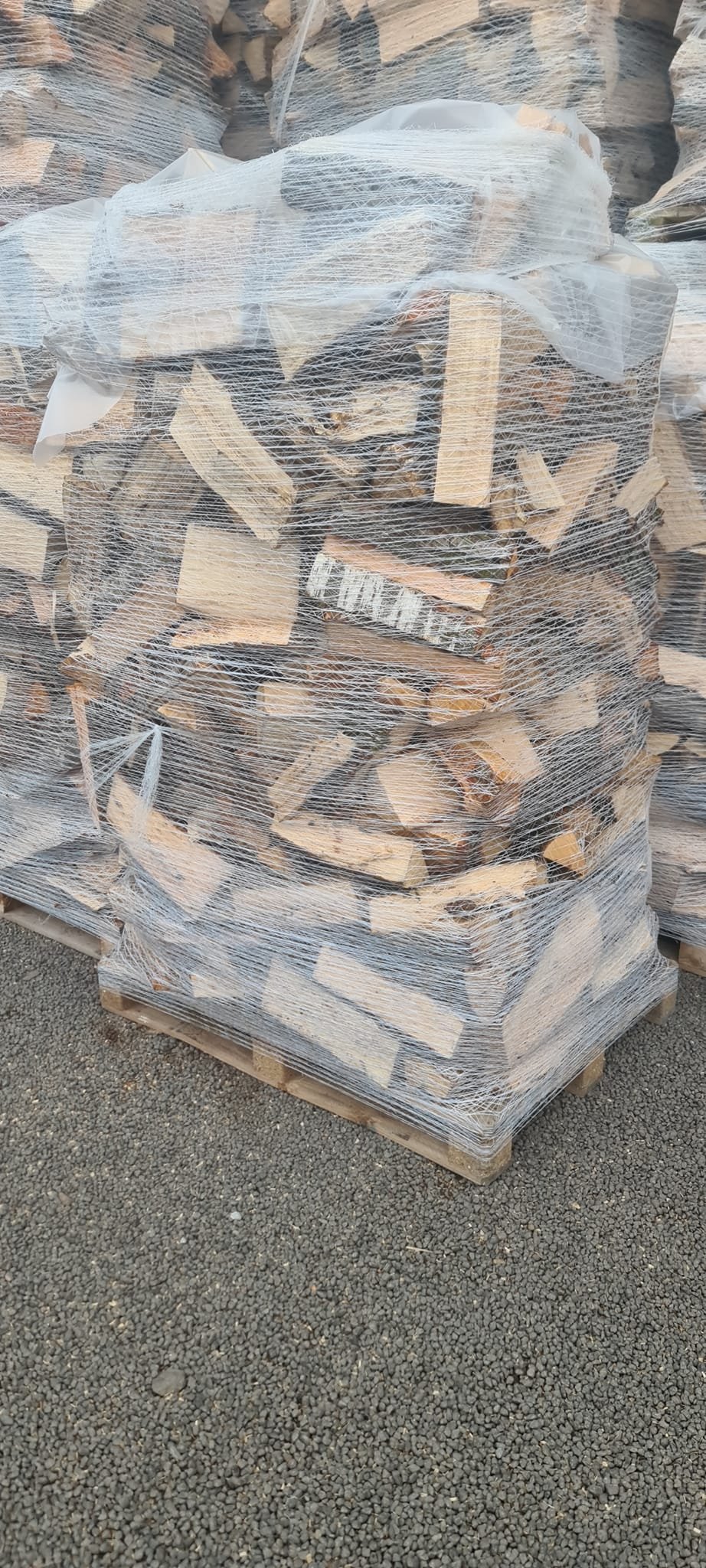 C'est fait, les premières palettes de bois de chauffage en vrac avec filet viennent de rentrer en stock. 
